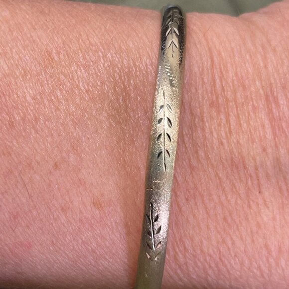 Women 14K Yellow Gold 7 Inch Floral Leaf Pattern Stackable Minimalist Bracelet - Picture 5 of 5